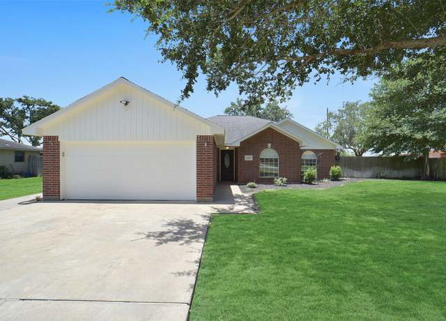Property at 2305 Sue St, El Campo, TX 77437, 3 beds, 2 baths