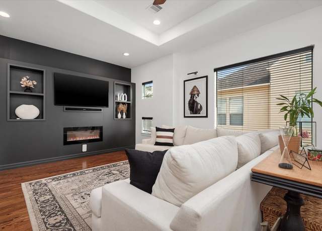 Property at 3814 Center St, Houston, TX 77007, 3 beds, 2 baths
