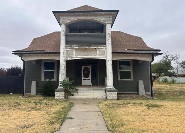 Property at 401 W 7th St, Quanah, TX 79252, 3 beds, 3 baths