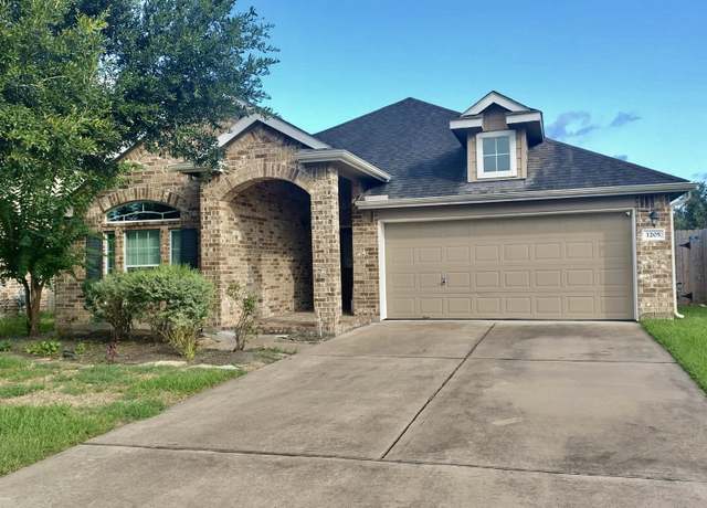 Property at 1205 Quarterhorse Dr, Alvin, TX 77511, 3 beds, 2 baths