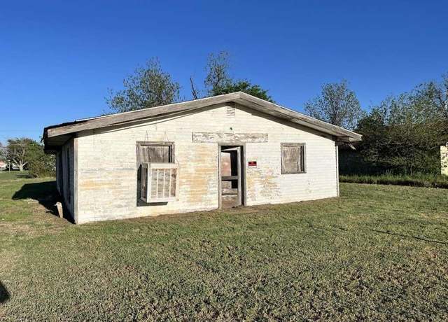 Property at 903 Mercer St, Quanah, TX 79252, 1 bath