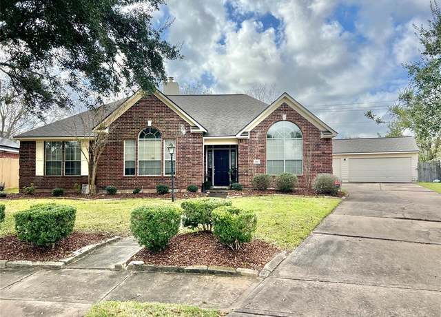 Property at 266 Plum Cir, Lake Jackson, TX 77566, 4 beds, 2.5 baths