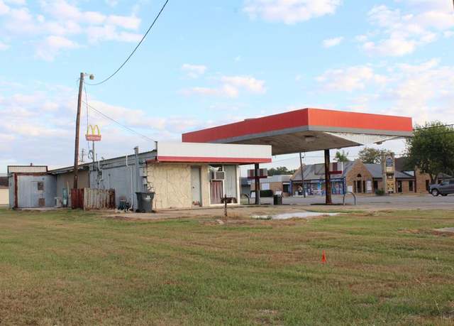Property at 1101 N Mechanic St, El Campo, TX 77437