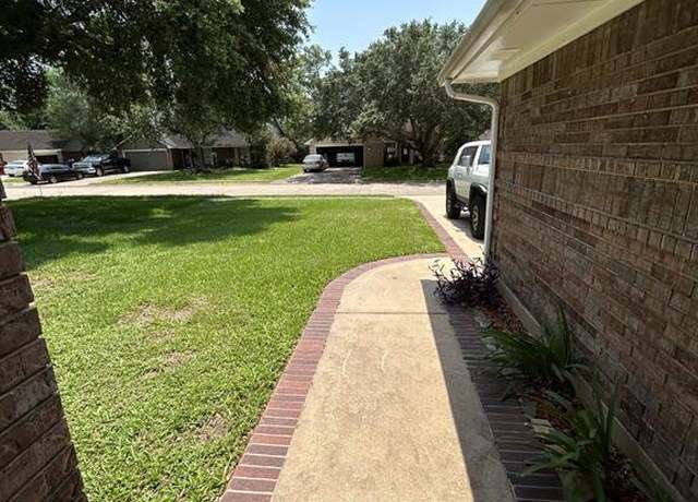 Property at 39 Alexander Ct, Angleton, TX 77515, 3 beds, 2 baths