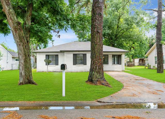 Property at 1104 Southampton St, Angleton, TX 77515, 3 beds, 2 baths