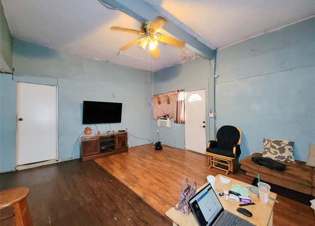 Property at 418 Bishop St, Houston, TX 77009, 6 beds, 2.5 baths