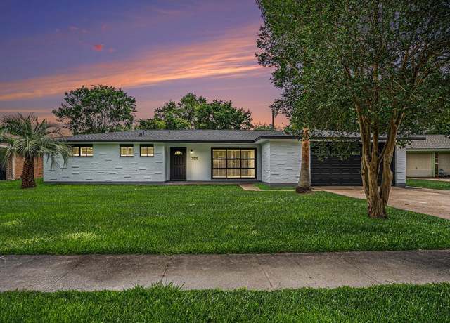 Property at 125 21st Ave N, Texas City, TX 77590, 4 beds, 2 baths