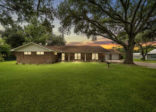 Property at 8105 Miller Dr, Hitchcock, TX 77563, 4 beds, 3 baths
