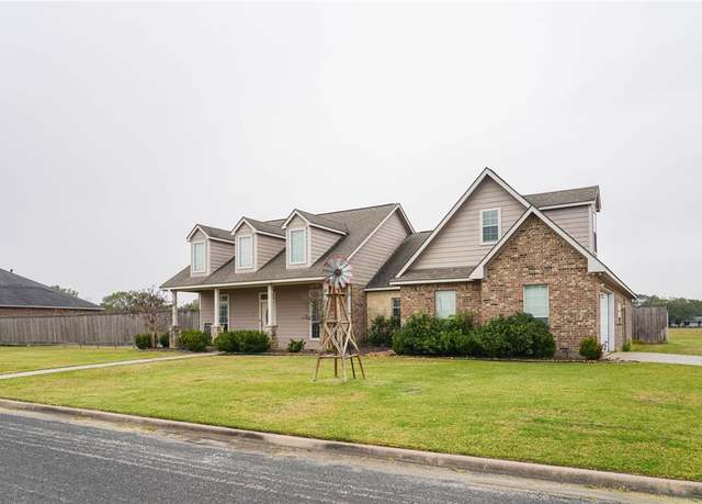 Property at 1911 Lynn St, El Campo, TX 77437, 3 beds, 2 baths