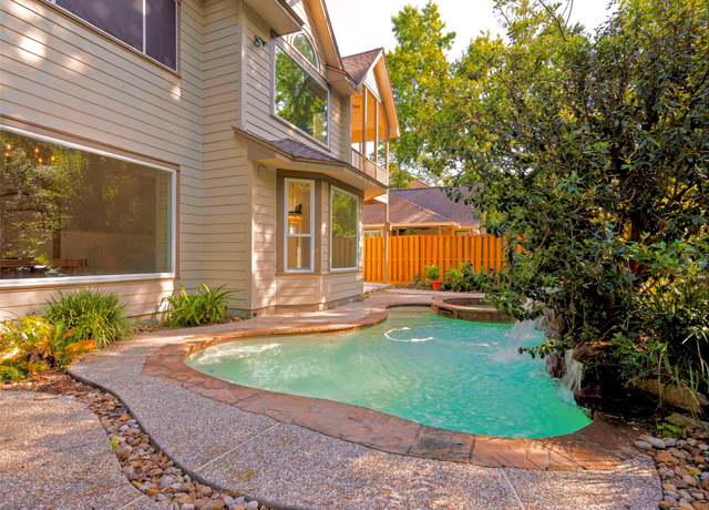 Property at 86 E Lakeridge Dr, The Woodlands, TX 77381, 3 beds, 2.5 baths