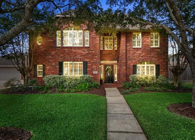 Property at 2839 Martina Dr, Friendswood, TX 77546, 4 beds, 3.5 baths