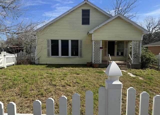 Property at 565 N Jefferson St, Goliad, TX 77963, 2 beds, 1 bath