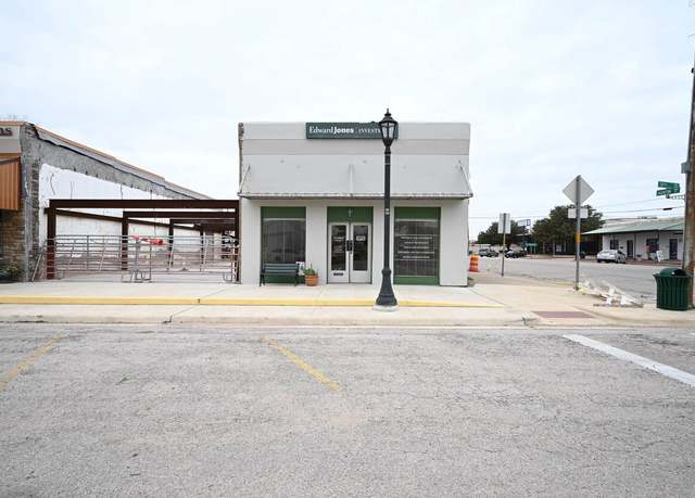 Property at 805 12th St, Hempstead, TX 77445