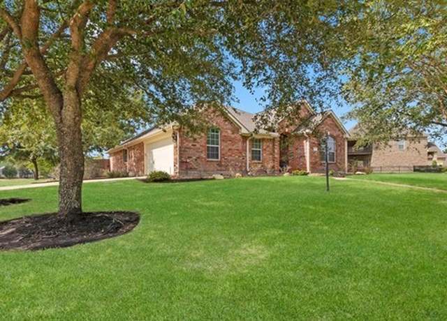 Property at 2 Camden Hills Dr, Montgomery, TX 77356, 3 beds, 2 baths