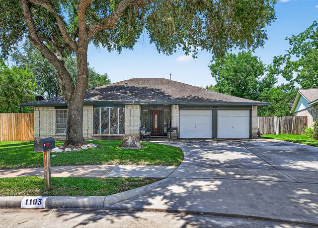 Property at 1103 Pinecroft Dr, Sugar Land, TX 77498, 3 beds, 2 baths