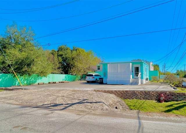 Property at 927 27th St, Dickinson, TX 77539, 1 bed, 1 bath