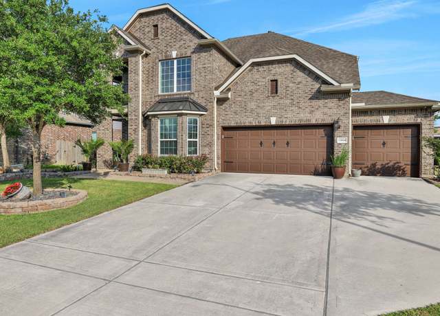 Property at 13814 Russell Ct, Mont Belvieu, TX 77523, 4 beds, 3.5 baths
