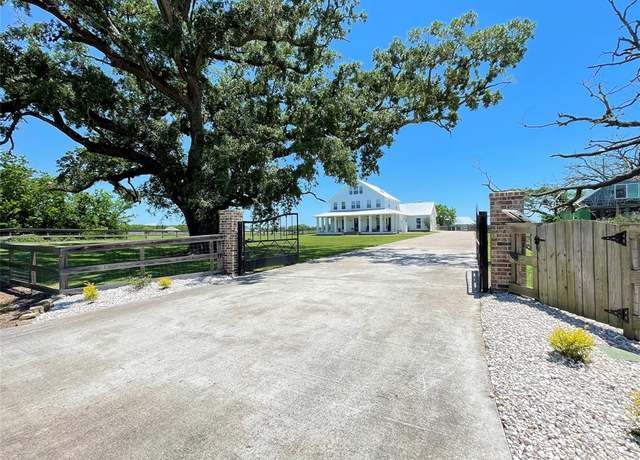 Property at 403 Lakeview Dr, Angleton, TX 77515, 5 beds, 3 baths