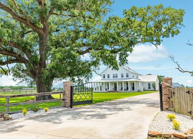 Property at 403 Lakeview Dr, Angleton, TX 77515, 5 beds, 3 baths