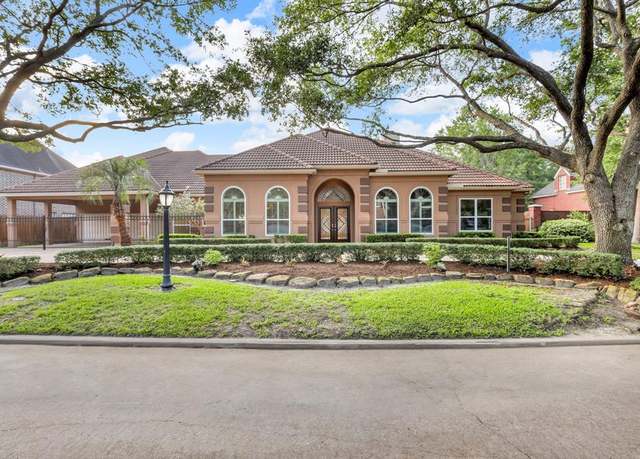 Property at 10 Champions Bend Cir, Houston, TX 77069, 5 beds, 3.5 baths