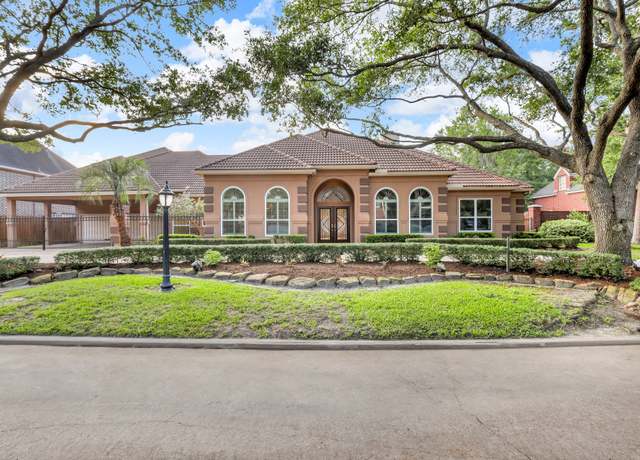 Property at 10 Champions Bend Cir, Houston, TX 77069, 5 beds, 3.5 baths