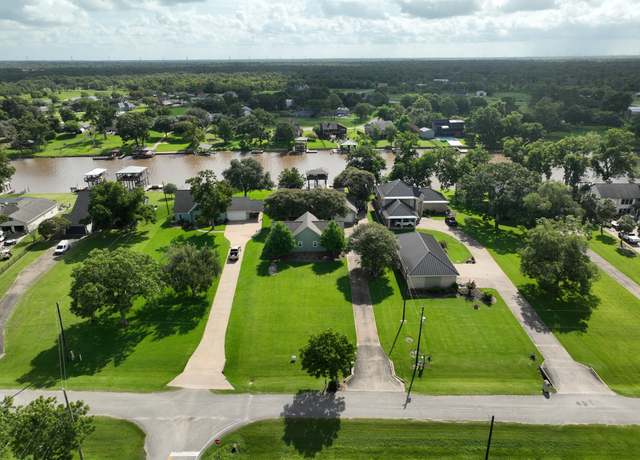 Property at 323 E County Road 461b, Brazoria, TX 77422, 6 beds, 4.5 baths
