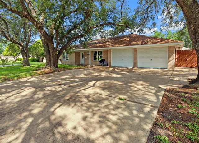 Property at 1004 Country Club Dr, Richmond, TX 77469, 3 beds, 2.5 baths