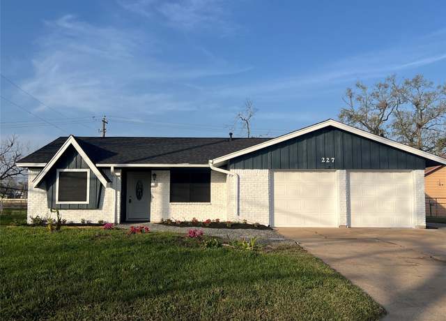 Property at 227 Mimosa St, Lake Jackson, TX 77566, 4 beds, 2 baths
