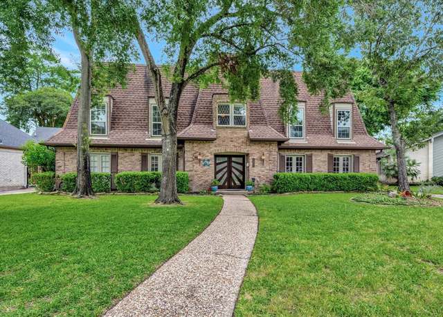 Property at 1031 Villa Court Dr, Seabrook, TX 77586, 5 beds, 4.5 baths