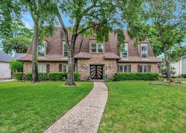 Property at 1031 Villa Court Dr, Seabrook, TX 77586, 5 beds, 4.5 baths