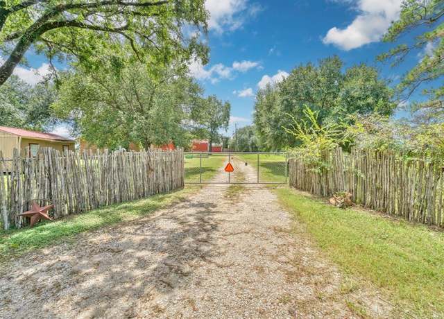 Property at 21 Scott Rd, Huntsville, TX 77320, 4 beds, 3 baths