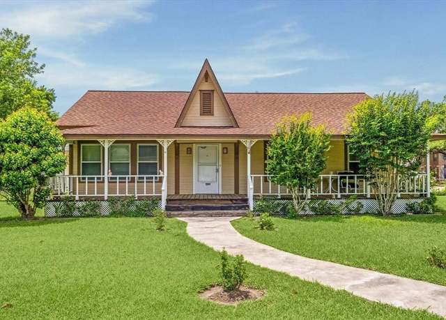 Property at 504 S Jackson St, Alvin, TX 77511, 3 beds, 2 baths