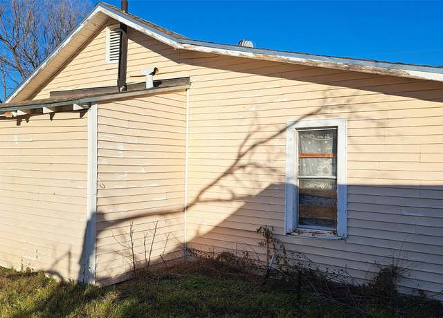 Property at 804 S Neches St, Coleman, TX 76834, 1 bed, 1 bath