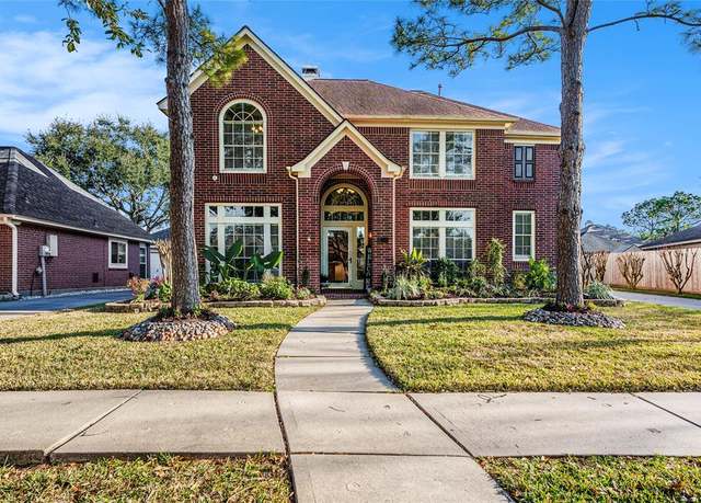 Property at 133 S Laguna Pointe Dr, League City, TX 77573, 4 beds, 3.5 baths