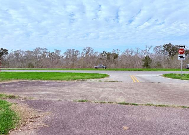 Property at 1370 Broken Arrow Trl, Angleton, TX 77515