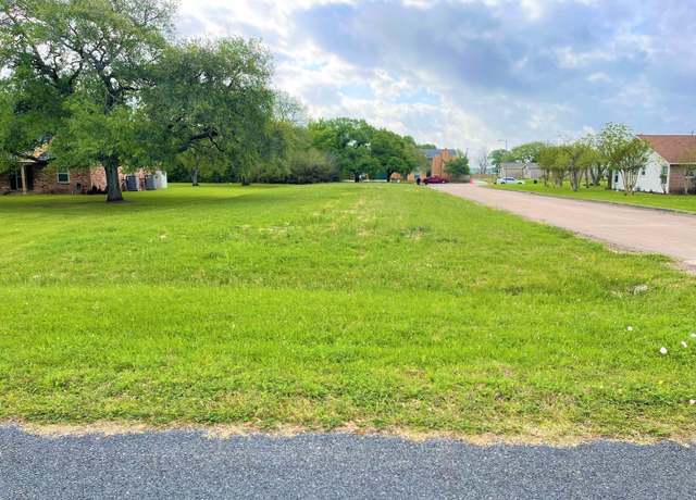 Property at 2825 Golf Crest Dr Dr, Wharton, TX 77488