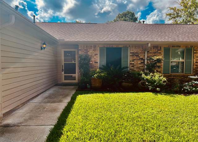 Property at 667 E Country Grove Cir, Pearland, TX 77584, 2 beds, 2 baths