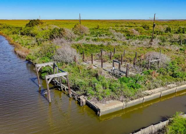 Property at 1015 3rd St, Gilchrist, TX 77617