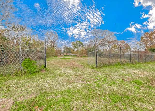 Property at 7123 Saint Louis St, Houston, TX 77028