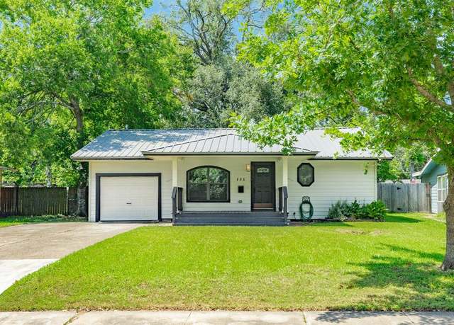 Property at 105 Wisteria St, Lake Jackson, TX 77566, 3 beds, 2 baths