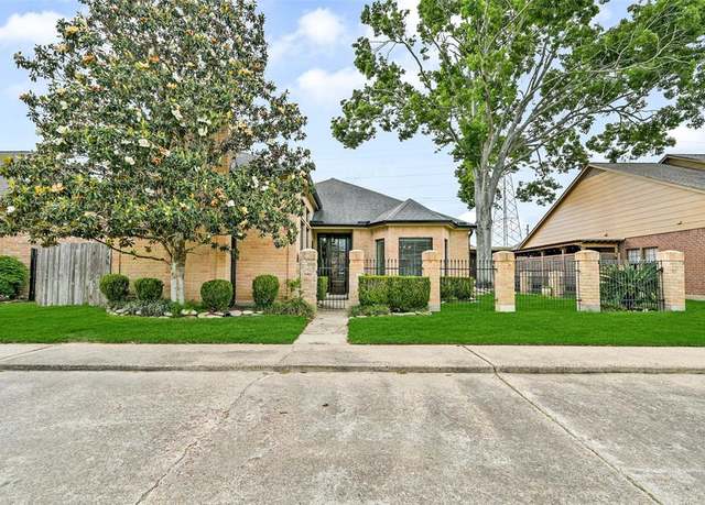 Property at 2706 Country Club Dr, Pearland, TX 77581, 3 beds, 2.5 baths