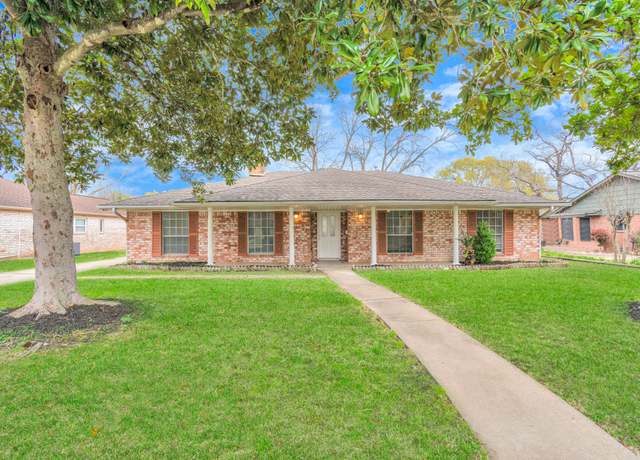 Property at 800 Fairway Dr, Richmond, TX 77469, 4 beds, 2 baths