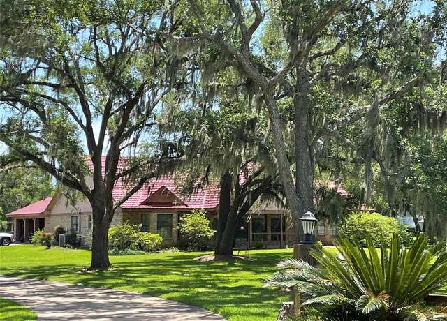 Property at 2323 Oakwood Dr, Lake Jackson, TX 77566, 4 beds, 3 baths