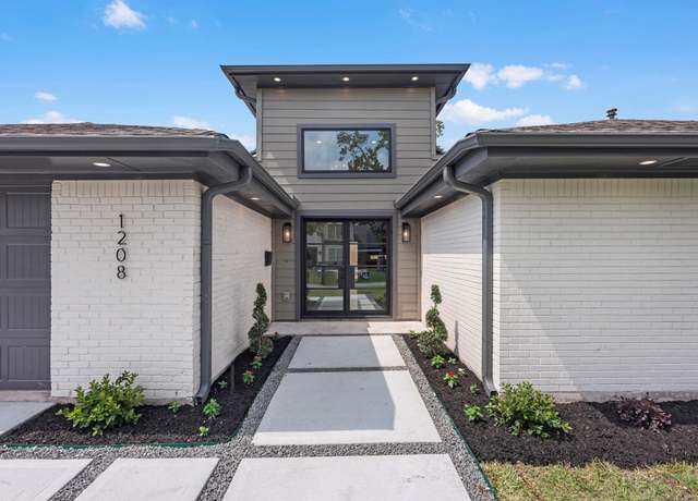 Property at 1208 Curtin St, Houston, TX 77018, 4 beds, 2.5 baths