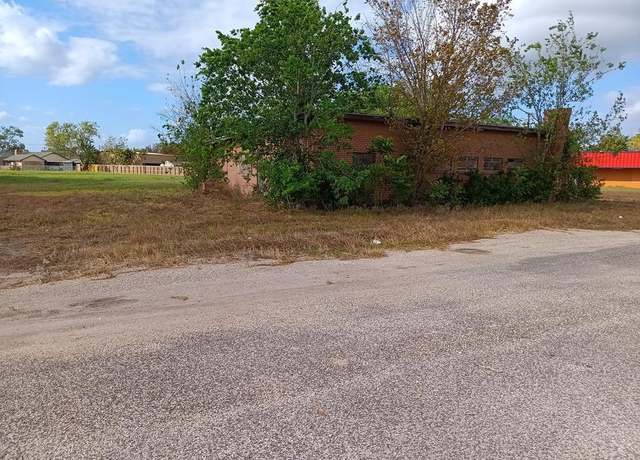 Property at 1321 E Mulberry St, Angleton, TX 77515