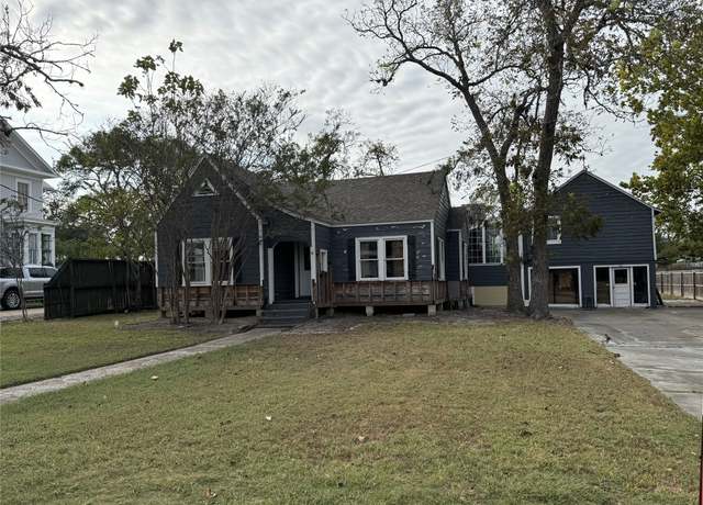 Property at 122 N Holland St, Bellville, TX 77418, 3 beds, 2.5 baths
