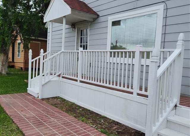 Property at 527 W 6th St, Freeport, TX 77541, 3 beds, 2 baths