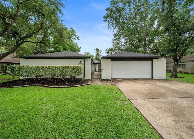 Property at 505 Williamsburg Cir, Friendswood, TX 77546, 3 beds, 2 baths