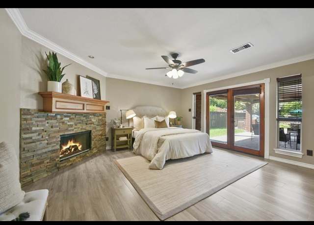 Property at 2204 Airline Dr, Friendswood, TX 77546, 3 beds, 2.5 baths