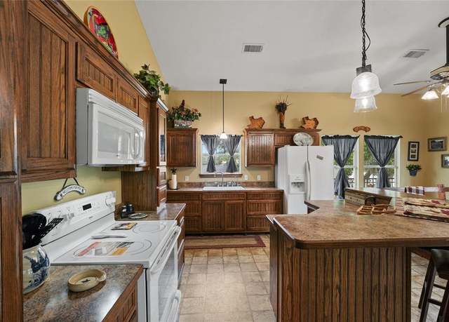 Property at 2865 County Road 471 St W, Brazoria, TX 77422, 3 beds, 2 baths